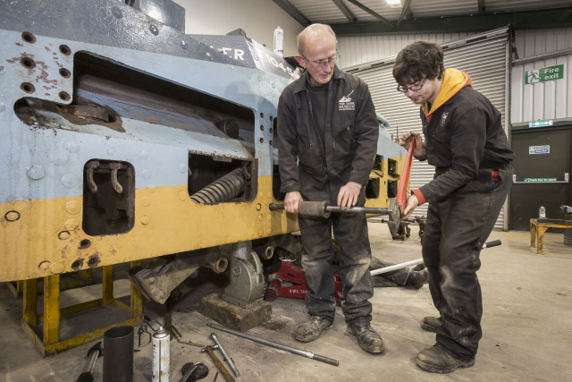 Matilda II Overhaul Suspension Removal_066