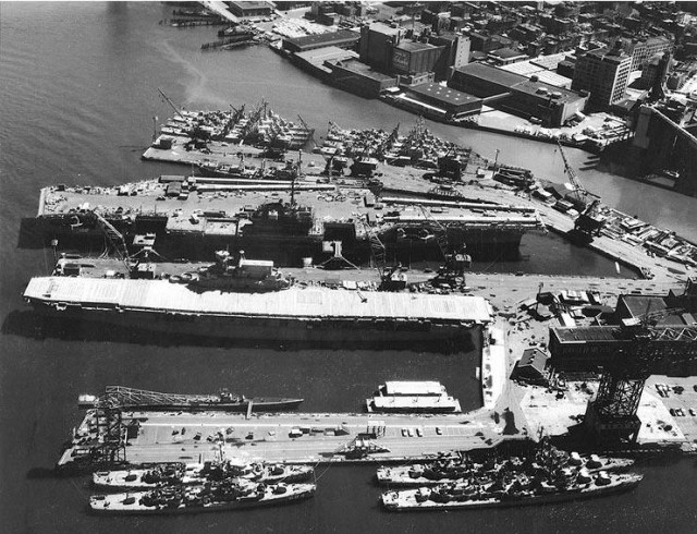 USS_Enterprise_(CVS-6)_awaiting_disposal_at_the_New_York_Naval_Shipyard_on_22_June_1958