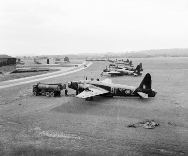 Wellington_Mk_IIIs_of_No._30_Operational_Training_Unit_at_Hixon,_Staffordshire,_6_September_1943._CH18411