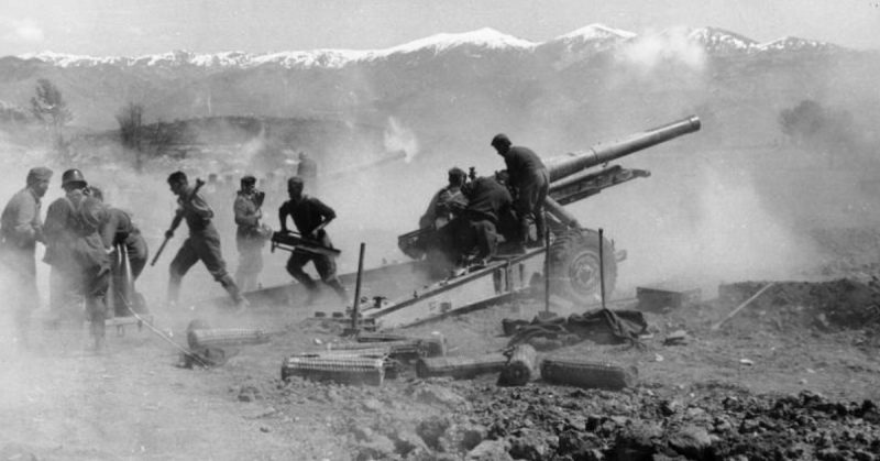 German artillery firing during the advance through Greece. By Bundesarchiv - CC BY-SA 3.0 de
