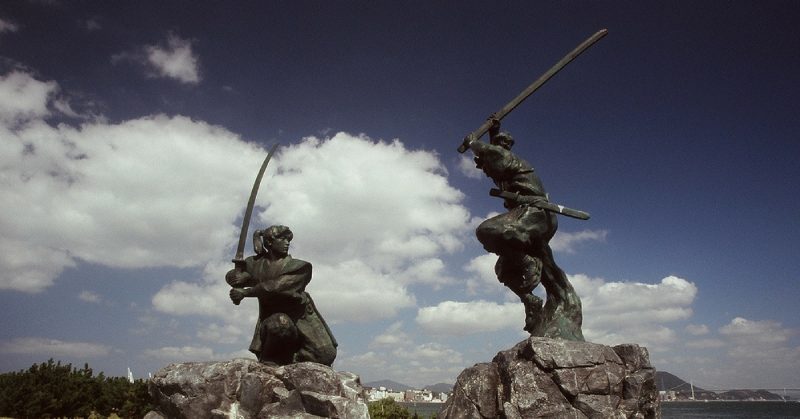 Miyamoto Musashi and Sasaki Kojiro in a duel. By Roger Ferland - CC BY-SA 2.0