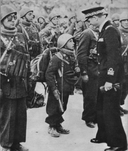 Admiral Giulio Graziani and X Flottiglia MAS. The boy on the picture is Franco Grechi. Italy, 1943 (waralbum.ru)