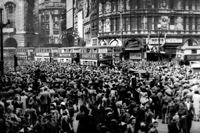 Crowds in Piccadilly, London on Victory Day (Wikipedia)