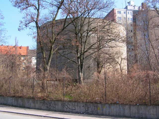 The Schwerbelastungskörper was built in order to determine whether the unconsolidated Berlin ground could support the weight of the planned triumphal arch. By Dieter Brügmann / CC BY-SA 3.0