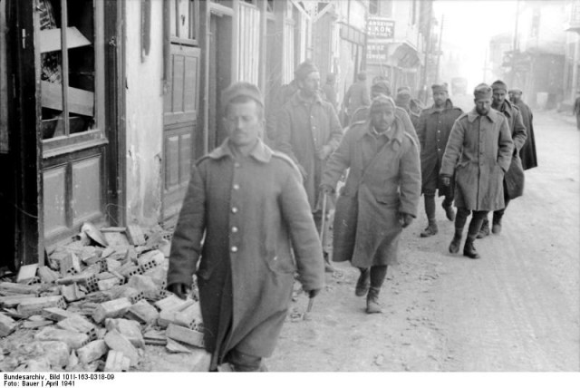 Griechenland, griechische Soldaten in Ortschaft