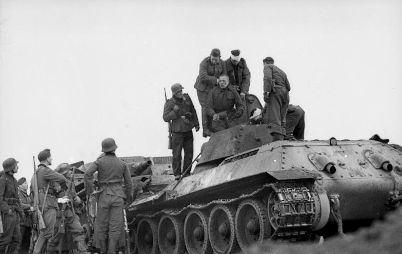 <a href=https://commons.wikimedia.org/wiki/File:Bundesarchiv_Bild_101I-268-0169-09,_Russland,_Festnahme_russischer_Panzerbesatzung.jpg>Photo Credit</a>