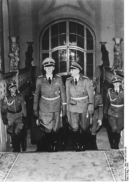 Reinhard Heydrich in a castle in Prague (Bundesarchiv / CC-BY-SA 3.0)