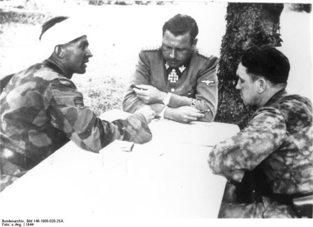 Meyer (right) with SS high ranking officers Fritz Witt and Max Wunsche. By Wikipedia/ Bundesarchiv CC-BY-SA 3.0