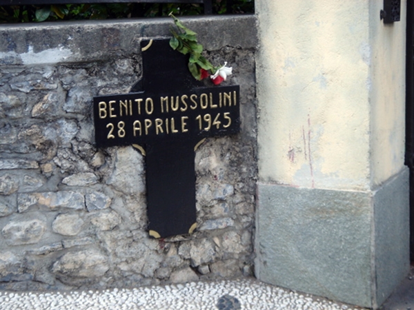 Cross marking the place in Mezzegra where Mussolini was shot. - By Johnnyb11 / CC BY-SA 3.0,