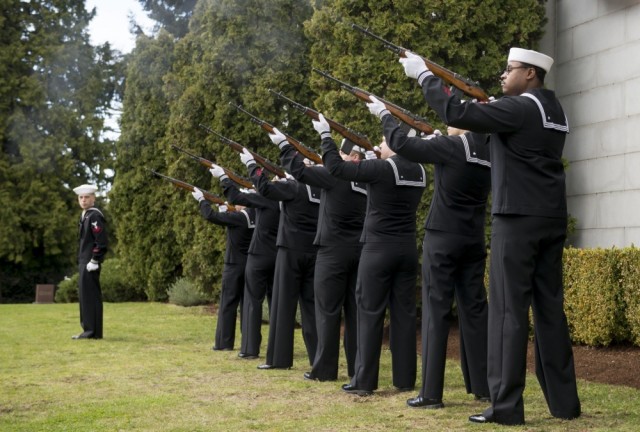 Sailors assigned to Naval Base Kitsap Funeral Honors Detail fire a 21 gun salute during a funeral honor service for Chief Watertender Emil Fredreksen (Photo: U.S. Navy)