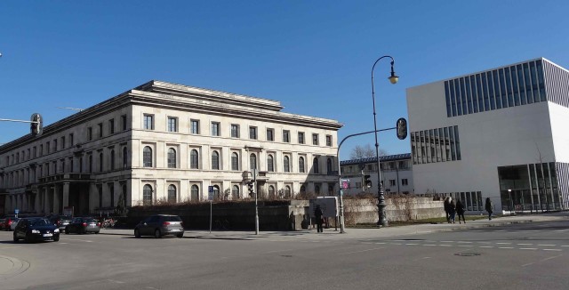 The documentation center (right), the remains of one of the Ehrentempels (center) and the Fuhrerbau (Left) - By G. Reck CC-BY-SA 4.0 (Wikipedia)