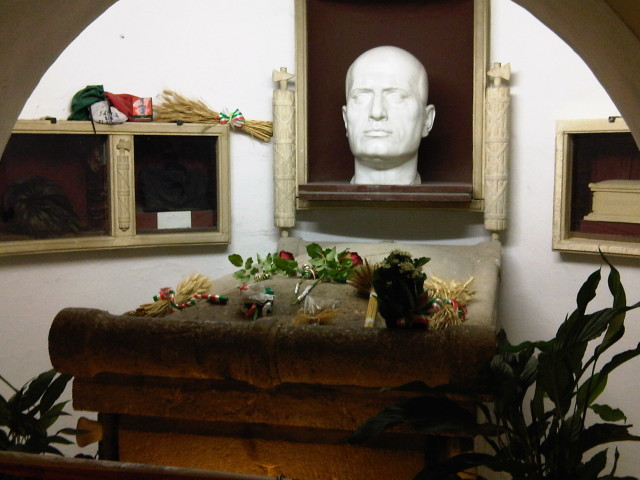 Tomb of Mussolini in the family crypt, in the cemetery of Predappio. - By Lovio / CC BY-SA 3.0
