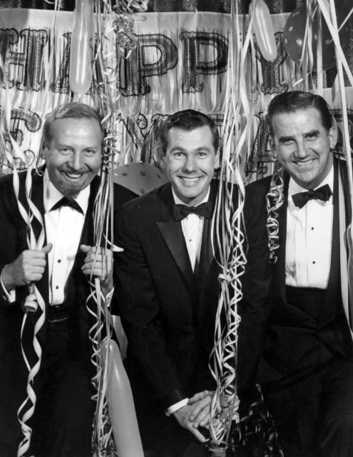 Tonight Show cast, New Year's Eve, 1962. from left to right: Skitch Henderson, Johnny Carsona and Ed McMahon. By NBC Television, Public Domain