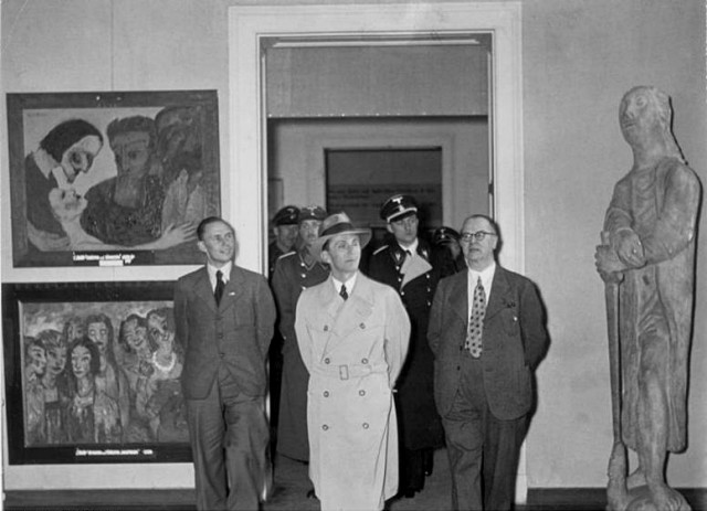 Goebbels views the exhibition. By Bundesarchiv, Bild 183-H02648 / CC-BY-SA 3.0