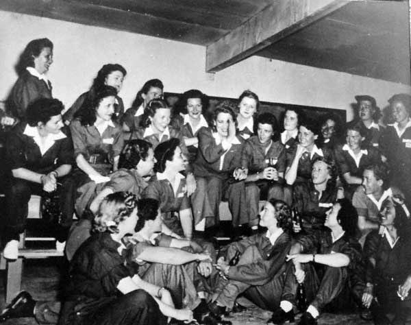 Jackie Cochran (center) with WASP trainees.