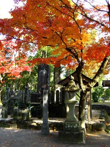 The grave-marker of Miyamoto Musashi, in present-day Kumamoto Prefecture (熊本県).