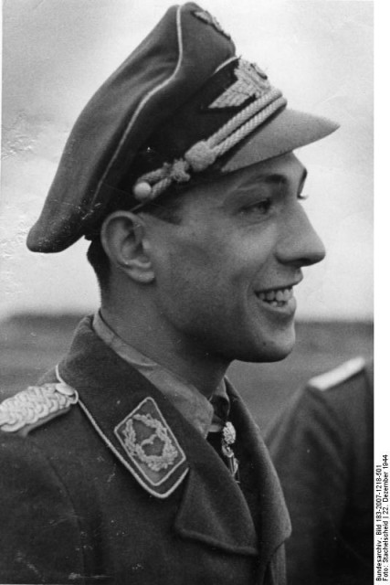 Prop.-Kp. Wm Kb. Abt. Luftwaffe, Film-Nr. L419/22 Bildberichter: Stachelscheid Ort: Libau, Datum: 22.12.44 Neues Bild des Eichenlaubträgers Major Rudorffer, Kommandeur einer Jagdgruppe in Kurland. [Scherl Bilderdienst]