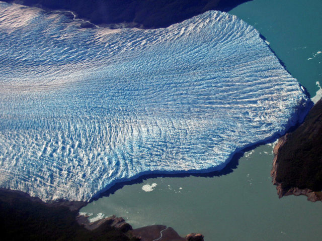 Aerial view of the glacier, taken two weeks before the 2004 rupture. Photo Credit.
