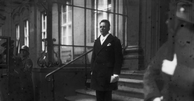 Binchy as Ambassador in Berlin. <a href=https://commons.wikimedia.org/wiki/Category:Images_from_the_German_Federal_Archive>Photo Credit</a>
