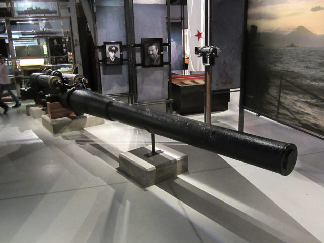 I-1’s gun on display at the Torpedo Bay Navy Museum in June 2012. B Nick – D – CC BY-SA 3.0