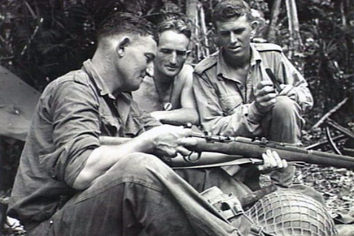 PHOTO: Warrant Officer James Gordon (left) in New Guinea during WWII. (Supplied: Australian War Memorial )