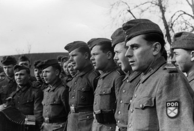 ROA troops with shoulder patches visible, 1944. - Bundesarchiv / CC-BY-SA 3.0