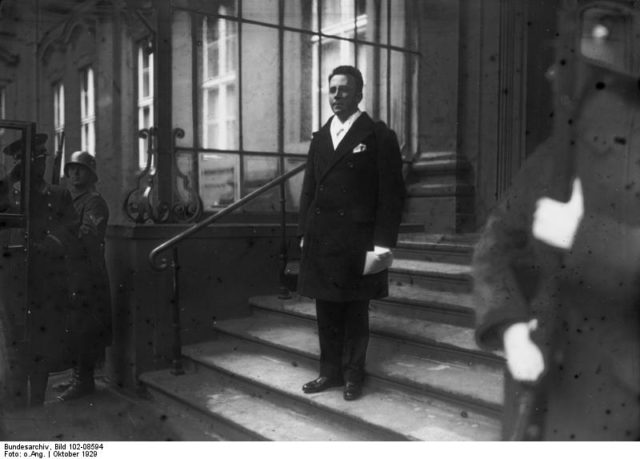 Binchy as Ambassador in Berlin. Photo Credit: Bundesarchiv, Bild 102-08594 / Georg Pahl / CC-BY-SA 3.0