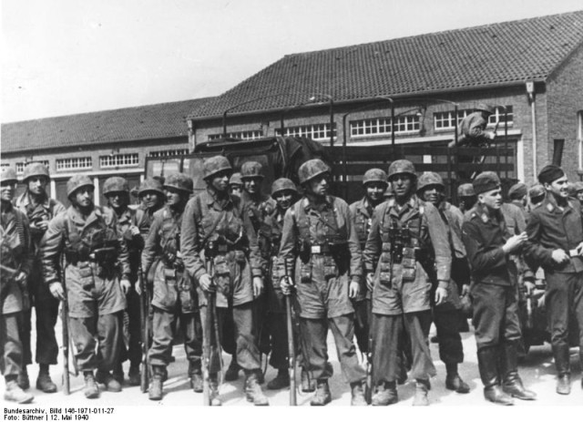 Fallschirmjäger of Sturmabteilung Koch. By Bundesarchiv – CC BY-SA 3.0 de