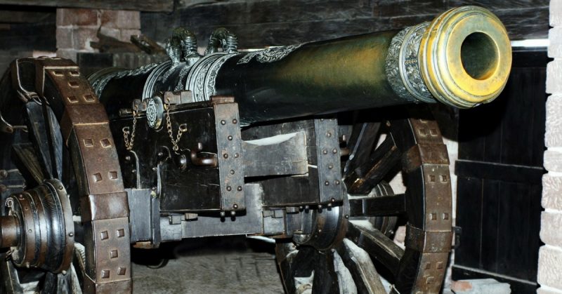 Cannon in Château du Haut-Koenigsbourg, France.  Gita Colmar 28 - CC BY-SA 2.0.