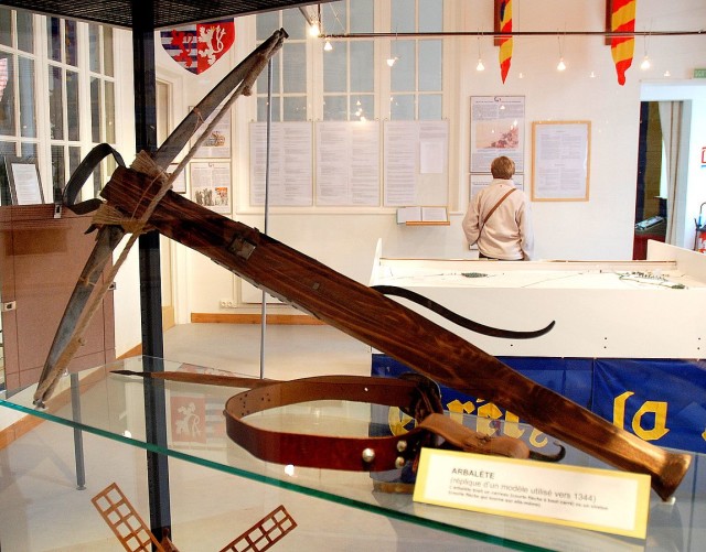 Replica of a 14th century crossbow used at the Crécy battlefield. Photo: Paul Hermans / CC BY-SA 3.0