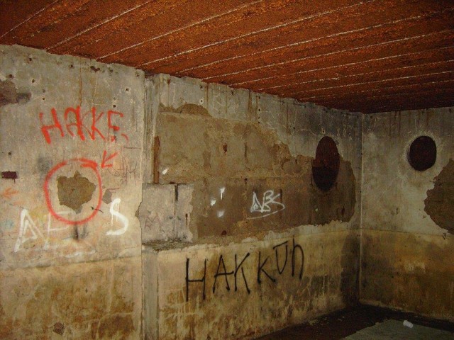 Stucwerk flink beschadigd.
