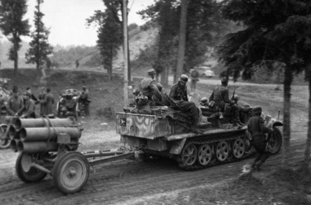 Sd.Kfz. 10 with Nebelwerfer 42 during the retreat from Orsha. Early July 1944 [via]