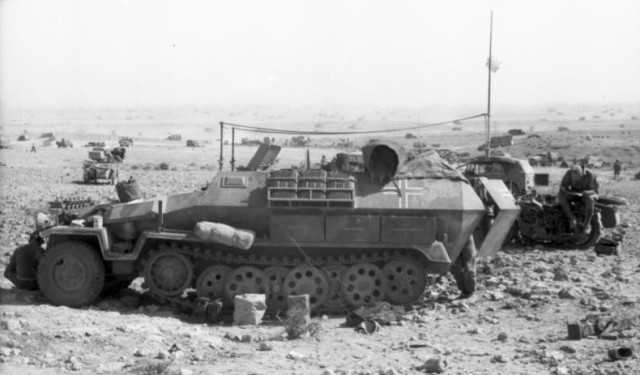 A German Signals reception unit in the desert at first day of the battle of El Alamein - Bundesarchiv Bild 101I-443-1575-19A / CC BY-SA 3.0