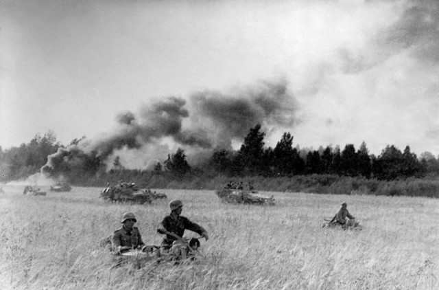 German soldiers during a counter-attack in the Baltic States. 1 August 1944 [via]