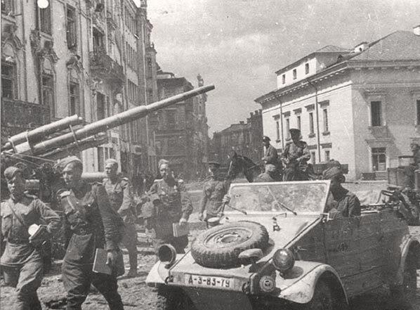 oviet soldiers with captured Kfz85. Vilnius, 1944 [via]