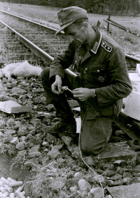 German sapper (note the Iron Cross, First Class) planting explosives in the railroad before the retreat. Grodno, 16-17 July 1944. Photo: Bundesarchiv, Bild 101I-695-0404-04 / CC-BY-SA
