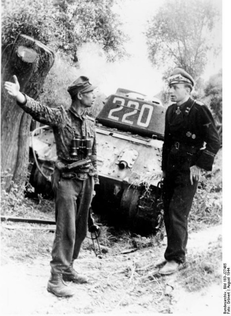 The officers (SS First lieutenant Erwin Meier-Dress) of the SS Division “Totenkopf” on a background of destroyed tanks T-34. 1 August 1944. Photo: Bundesarchiv, Bild 183-J27465 / Grönert / CC-BY-SA 3.0.