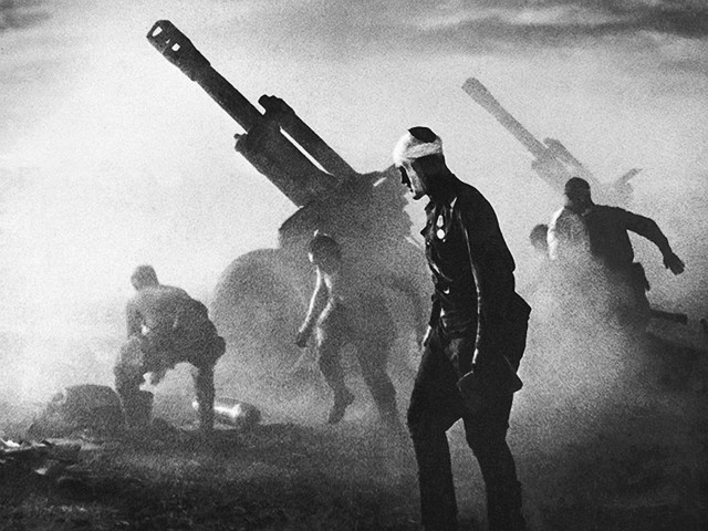 152mm Howitzer battery fires during Operation Bagration, 1944 [via]