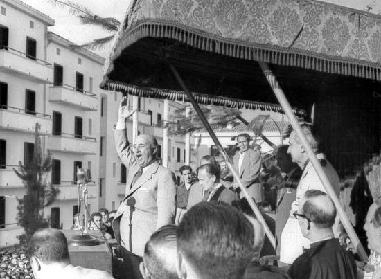 (Franco Speaking in 1949)