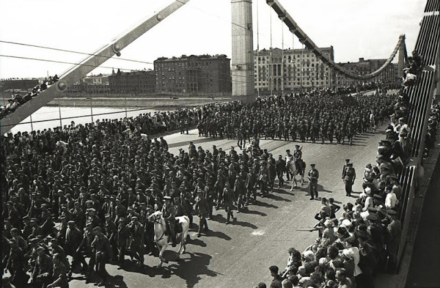 57,000 German POWs march in Moscow after Operation Bagration. 17 July 1944 [via]