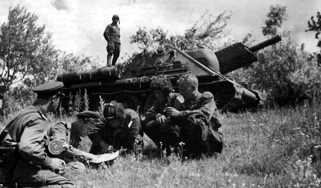 SU-122 and its crew [via]