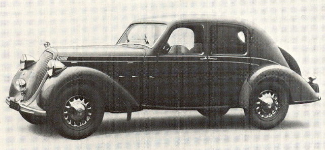 A Steyr 220 Saloon 4 doors (1937), similar to the one the men stole