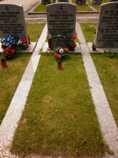 Witold’s symbolic grave on military cemetery in Powązki, Warsaw. Photo: Lukasz2 / CC-BY-SA 2.0