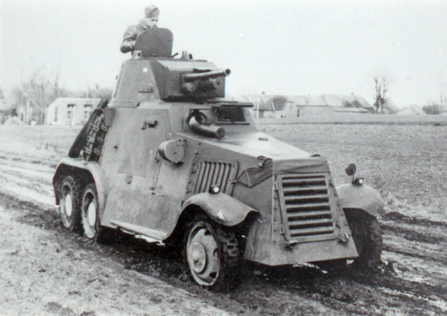 Dutch L-181 (Pantserwagen M.36). By Unknown - waroverholland, Public Domain