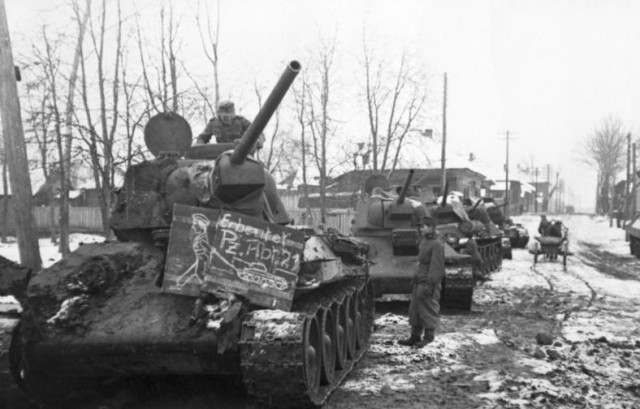 Captured T-34 Model 1943 tanks pressed into service with the Wehrmacht. By Bundesarchiv, Bild 101I-277-0836-04 / Jacob / CC-BY-SA 3.0, CC BY-SA 3.0 de