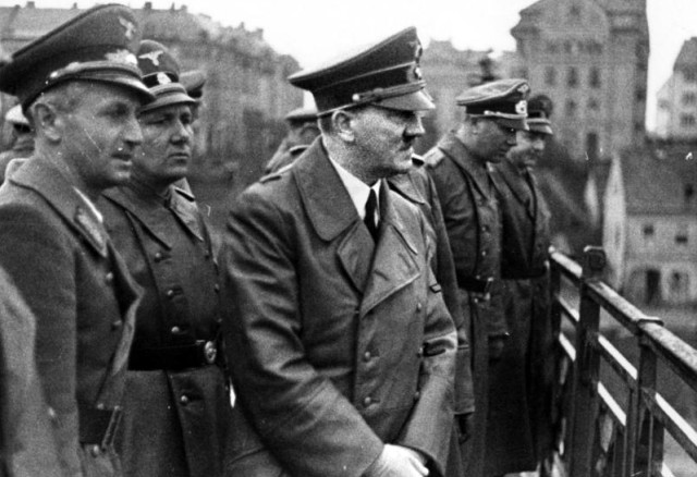 Bundesarchiv_Bild_121-0723,_Marburg-Drau,_Adolf_Hitler