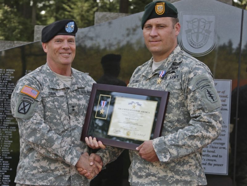 Sgt. 1st Class Earl D. Plumlee, assigned to 1st Special Forces Group, is presented the Silver Star Medal for his actions in Afghanistan at Joint Base Lewis-McChord in Washington state in 2015. (Codie Mendenhall/U.S. Army).