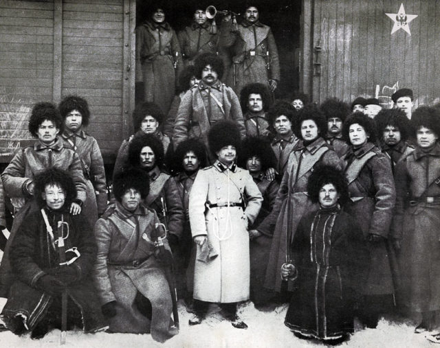 Unique unreproducible photos 1904-1905 g .: From Gatchina Japanese Front ( Russian-Japanese War ) in Manchuria to fight with the Japanese sent 23th Artillery Brigade. Winter 1904 year. At the request of a photojournalist Victor Bulla Gunners picturesquely lined up for the front image. A curious detail: the door to the car flaunts five-pointed star with a two-headed imperial eagle in the center.