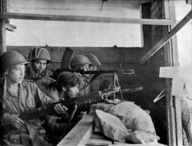 Salvadoran soldiers near the Honduran border town of El Poy