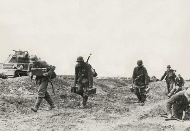 MG-34 team and Panzer IV. 1941